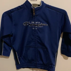 Champion zip up tracksuit - En vintage champion zip up tracksuit! Mått: storlek XXS för småbarn (3-4 år) Bra kvalite på den och tvättad. Köpte den på Messina Hembry men visste inte att den var för småbarn. 