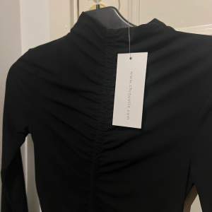 Säljer en svart klänning från Chiquelle som aldrig är använd i storlek S!💖