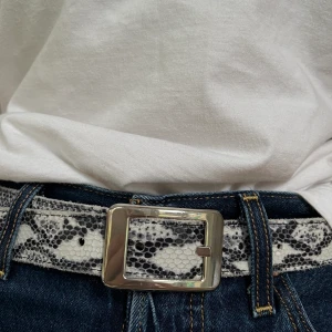Skärp - Snakeprint skärp som passar jättebra till jeans, skriv gärna om du vill ha fler bilder 💙