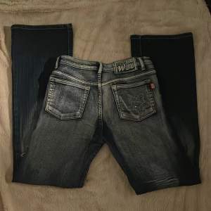 Säljer dessa coola bootcut jeans då jag aldrig har använt dem för dem inte passar mig så bra!! Midjemått tvärs över: 38cm  Innerbenslängd:80cm💕 Kom priv för mer bättre bild eller andra undringar 🥰