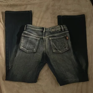 Weizhilong - Säljer dessa coola bootcut jeans då jag aldrig har använt dem för dem inte passar mig så bra!! Midjemått tvärs över: 38cm  Innerbenslängd:80cm💕 Kom priv för mer bättre bild eller andra undringar 🥰