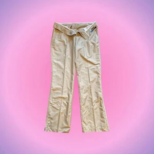 Beiga cargo/kostymbyxor - Så snygga och trendiga beiga cargo/kostymbyxor i så skönt material och toppenskick!😍🫶🏻 De är lågmidjade/normalhöjd men jag gillar att vika ner kanten ändå<3 Midjemåttet är 40cm tvärs över o innerbenslängden är 81,5cm💓 Skriv privat vid intresse o frågor!💖😊