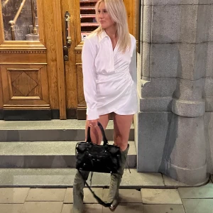 Zara klänning - Vit super snygg klänning från Zara! Bra passform och längd, super bekväm o perfekt till middagar eller utekvällar <3 