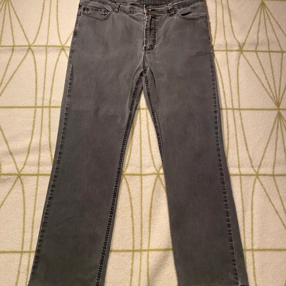 Riktigt sköna Lapidus jeans i färgen grå. En ögla till skärp har gått sönder lite men utöver det så är byxorna i väldigt bra skick.Det står ingen storlek i byxorna men skulle gissa på W34L32. Kontakta mig om du har några frågor. . Jeans & Byxor.