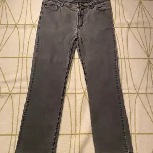 Riktigt sköna Lapidus jeans i färgen grå. En ögla till skärp har gått sönder lite men utöver det så är byxorna i väldigt bra skick.Det står ingen storlek i byxorna men skulle gissa på W34L32. Kontakta mig om du har några frågor. 