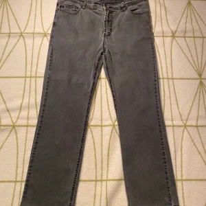 Lapidus Jeans - Riktigt sköna Lapidus jeans i färgen grå. En ögla till skärp har gått sönder lite men utöver det så är byxorna i väldigt bra skick.Det står ingen storlek i byxorna men skulle gissa på W34L32. Kontakta mig om du har några frågor. 