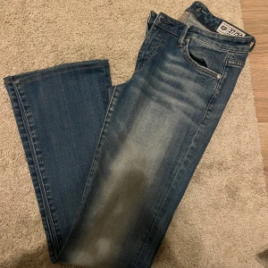 Jeans bootcut - Knappt använda strl 27/33 men uppsydda. Passar mig som är ca 160 lång