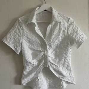Vit skjorta/blus🤍(Strl S) - Säljer pga att den inte kommer till användning! Vill bli av med allt då jag ska flytta så pris kan diskuteras! Köpare står för frakt📦