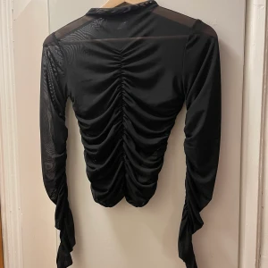Topp från Gina Tricot  - Svart topp från Gina Tricot i storlek XS