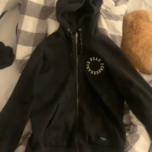 Peak Performance hoodie - Super fin och skön peak tröja, säljer den då den inte kommer till användning. Det finns inga skador på tröjan😊