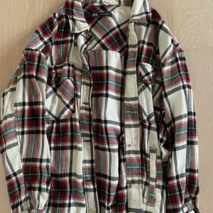 Rutig skjorta Zara - Rutig overjacket från Zara storlek M. Används både som jacka och skjorta 