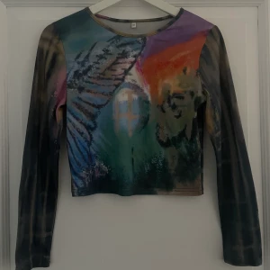 Långärmad topp  - Säljer denna croptop köpt på Amazon, materialet (95% polyester 5% spandex) är rätt tunt men väldigt bekvämt, och den är bara använd ett fåtal gånger då den är för liten för mig😅 Storlek S/M!