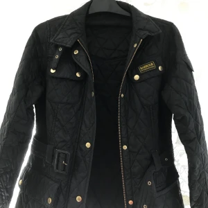 Quiltad barbour jacka  - Jacka från barbour i jättefint skick. Quiltad ganska lätt jacka. Nypris ca 2000. Väldigt sparsamt använd, utmärkt skick. 