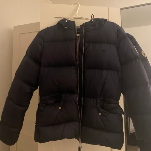 Gant vinterjacka dam - En tjock gant vinterjacka. Haft mig på minst 5 gånger. Köpte den för 4000kr. 