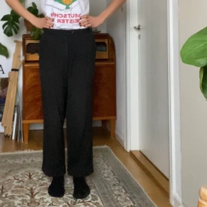 gråsvarta kostymbyxor loose fit - mörkgrå/svarta kostymbyxor som jag har sytt in till en midja typ 28/31. Lite korta för mig därför säljer jag de. Små slitningar. 