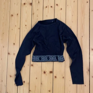 Träningströja Better Bodies  - Svart träningströja, storlek M. Normal användning, inget slitage. Polyamide/elastan blandning, perfekt för svettiga gympass. 