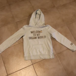 Ljusblå tjock tröja storlek 146/152 - Ljusblå tjock tröja! Inkluderar ej frakt eller Swish. Tar Swish 