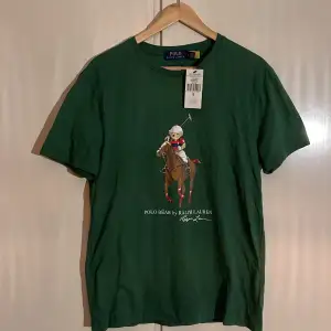 Säljer en Polo Ralph Lauren T-shirt som köptes för 895kr men aldrig kom till användning. Helt ny aldrig använd, för ett pris av 400kr. 😁