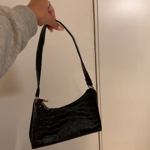 Väska - Säljer denna snygga svarta väska!