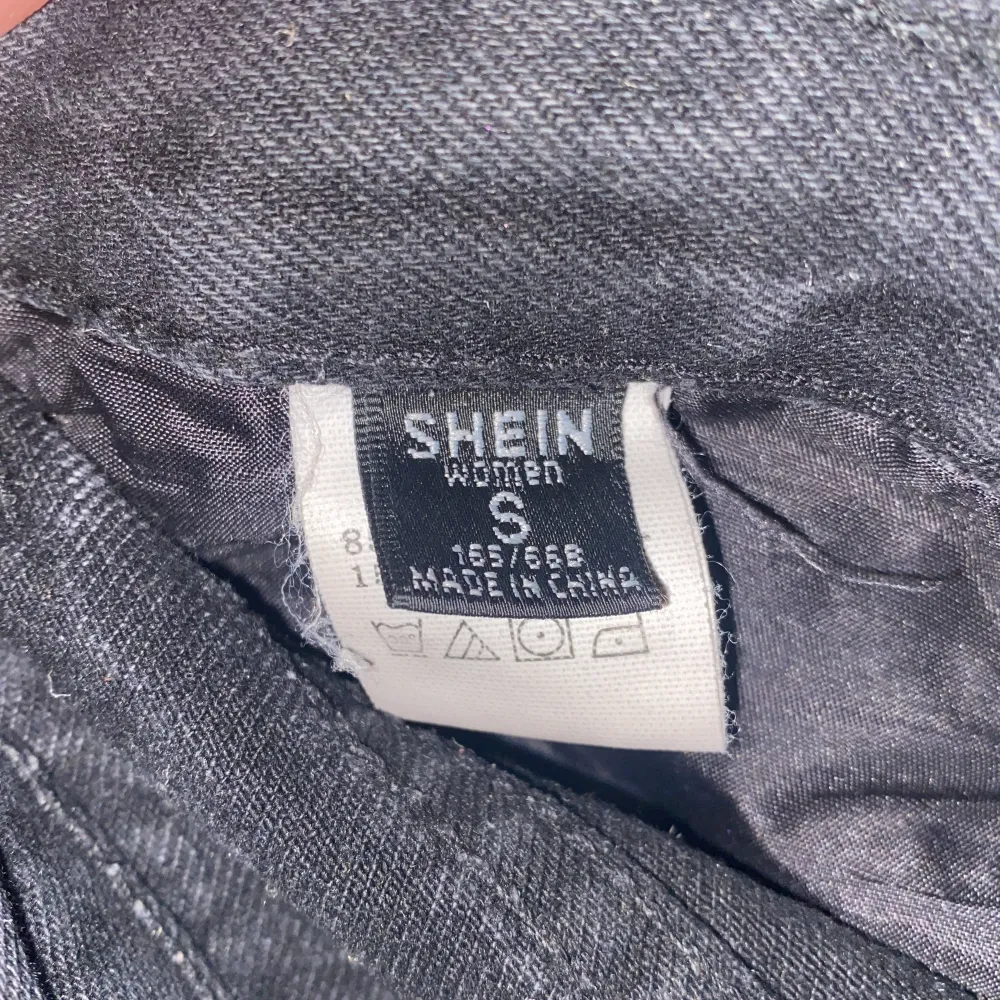 baggy jeans från SHEIN, köptes för 240 kr ca 1 år sedan fint skick och ger en streetstyle vibe förvänta er en loose fit + köpare betalar frakt kom dm om intresserade eller om mer info. Jeans & Byxor.