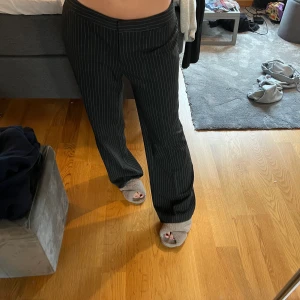 Kostymbyxor  - Säljer mina as snygga randiga kostymbyxor, kommer tyvärr inte till så mycket användning så därför säljer jag! (St 40 men passar mig som är 38)