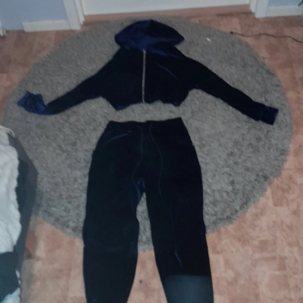 Mörkblått mjukis set med byxor och zip up luv tröja. Endast använd då jag testade den men den var för liten. Storleken är M men den sitter mer som S. Möts gärna upp. Skriv för fler bilder . Hoodies.