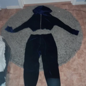 Set - Mörkblått mjukis set med byxor och zip up luv tröja. Endast använd då jag testade den men den var för liten. Storleken är M men den sitter mer som S. Möts gärna upp. Skriv för fler bilder 