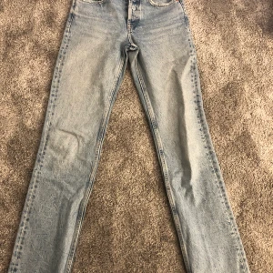 Zara jeans mid waist  - ett par superfina zara jeans köpta i vintras. Inte slitna alls och inte använda många gånger alls. Säljer pågrund av att de är för små. 100 kr + frakt📦
