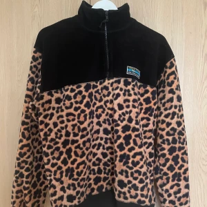 Tröja från junkyard  - Säljer min älsklingströja pga har i flera färger så denna kommer aldrig till användning.  Stor i storlek så passar både S och M