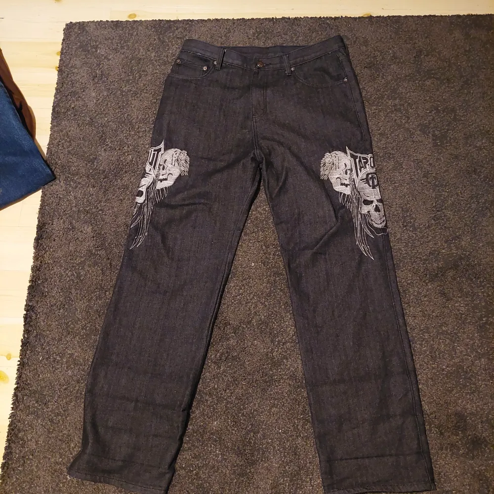 Dessa tapout jeans säljer jag nu pågrund av att dom är för småa, diggar verkligen jeansen så säljer dom för rätt så mycket, jeansen har ingen slitnad förutom ett hål som jag har sytt ihop längst nere vid fötterna. SKRIV INNAN KÖP, PAKETET KAN SKICKAS.. Jeans & Byxor.