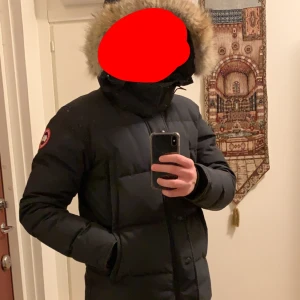 Canada goose  - Äkta Canada goose jacka kvittot finns den är köpt 2020 men  använt under en vinter bara, bra kvalitet inte sönder någonstans  storlek M 