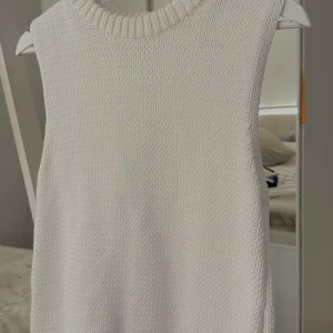 Vit stickad top - Vit top. Från zara. Aldrig kommit till användning.
