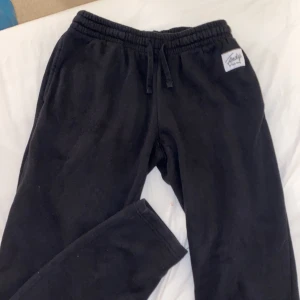 Andy by Frank Dandy svart mjukisbyxor - Sköna svarta mjukisbyxor från Andy i storlek xs. Funkar som s också😍en liten skada på framsidan av byxan som man ser i bild ett