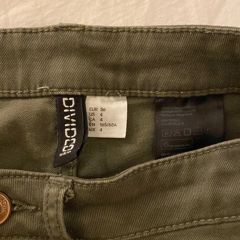 Skinny camouflage cargo pants i storlek 36, men funkar som 34 också😍väldigt fina då det är inne med cargo pants. Jeans & Byxor.