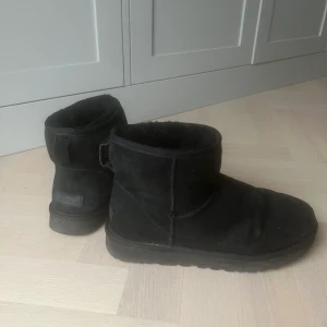 svarta uggs - använder ej då jag har två! strl 41 men skulle inte säga att de ej så stora (har vanligtvis 39/40). SJÄLVKLART ÄKTA och ”tvättas” innan skickas iväg!