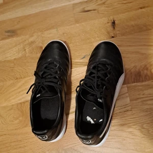 Nike inomhusskor - Är framst avsedda för att spela futsal eller någon annan sport inomhus. Har bara använts 3 gånger så de är nästan som nya🤗. Ett tips,  de här sortens skor brukar vara ganska tajta så köp helst en storlek större.Ex: om du normaltvis har storlek 35,välj 36
