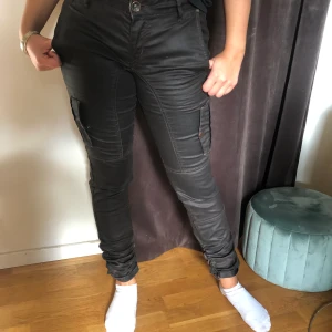 PULZ Jeans - Köptes för 7 år sen men är i utmärkt skick. Knappt använda. Jeansen har lite av en läderimitation.