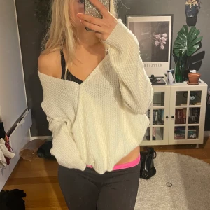Stickad tröja  - Vit stickad tröja från trendyol. Köpt på Nelly. Storlek M. På bilden har jag satt upp den men en säkerhetsnål, annars är den rätt urringad 