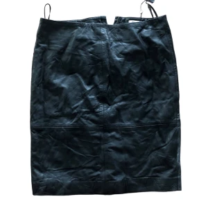 Kjol  - Skinnkjol helt oanvänd i storlek M