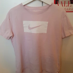 Ljus rosa Nike t-shirt  - Ljus rosa Nike t shirt Storlek M, men skulle passa alla från S-L Bra skick, använt bara 3 gånger Perfekt för att gymma i Möts upp i Stockholm !Tryck inte på köp nu!