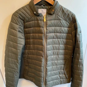 Norrsken dunjacka - Jacka från Norrsken. Använd, men utan anmärkning.  Storlek: 42,  Material: Polyester