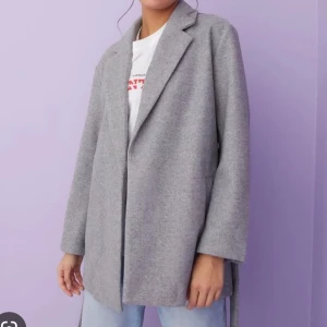 Kappa grå  - Lång grå kappa från only, köpt förra året och är väl använd men har ett bra skick. Strl xs/s lånade bilden men skriv om ni vill ha fler bilder.
