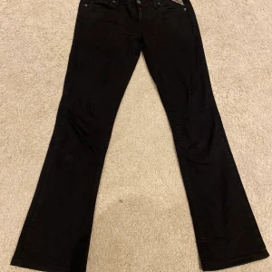 Vintage Replay Jeans - Replay jeans som knappt är använda i storlek 28/34, men små i storleken. Modellen har även låg midja och är bootcut/flared. 