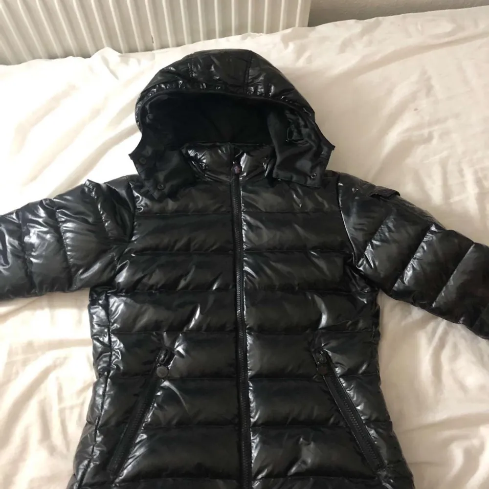 Storlek xs/s, moncler jacka väldigt fint skick. Inga skador. Kan även bytas!!❤️. Jackor.