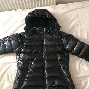 Storlek xs/s, moncler jacka väldigt fint skick. Inga skador. Kan även bytas!!❤️