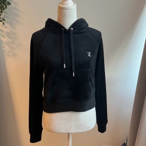 Juicy couture velour hoodie diamante - Helt oanvänd, köpt i en butik i Tyskland. Juicy tryck med strass på baksidan.