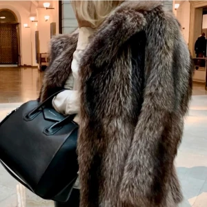 Äkta pälsjacka  - Säljer min fina pälsjacka då jag köpt ny! Super fin och trendig.  Dm för mer information 