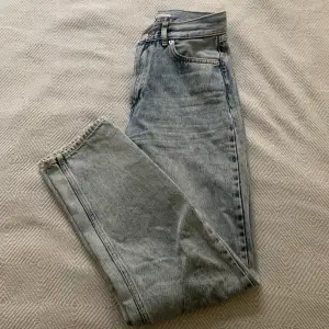 Blåa jeans i rak modell från Junkyard i storlek S. Använda men i bra skick.