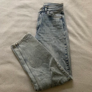 Jeans storlek S - Blåa jeans i rak modell från Junkyard i storlek S. Använda men i bra skick.