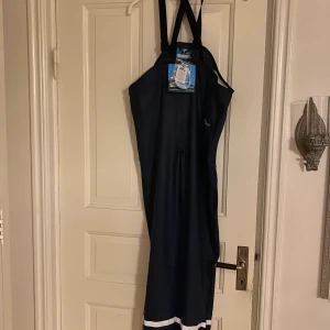 Regnbyxor storlek 12-14 år - Nya galonbyxor storlek 12-14 år kan skickas mot porto 66